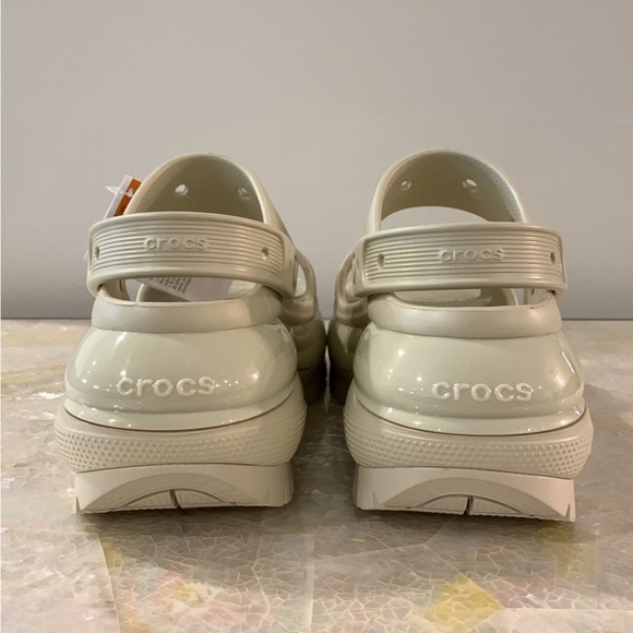 New Crocs Classic Mega Crush Sandal Sandals Bone Women 9 W9 - Picture 4 of 9